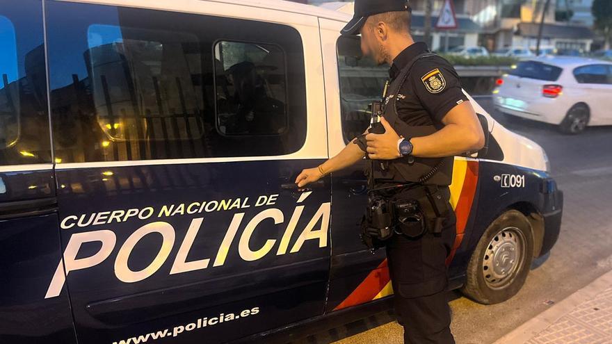 Detenido en Ibiza tras agredir a su pareja y lanzar muebles y cristales rotos a la policía