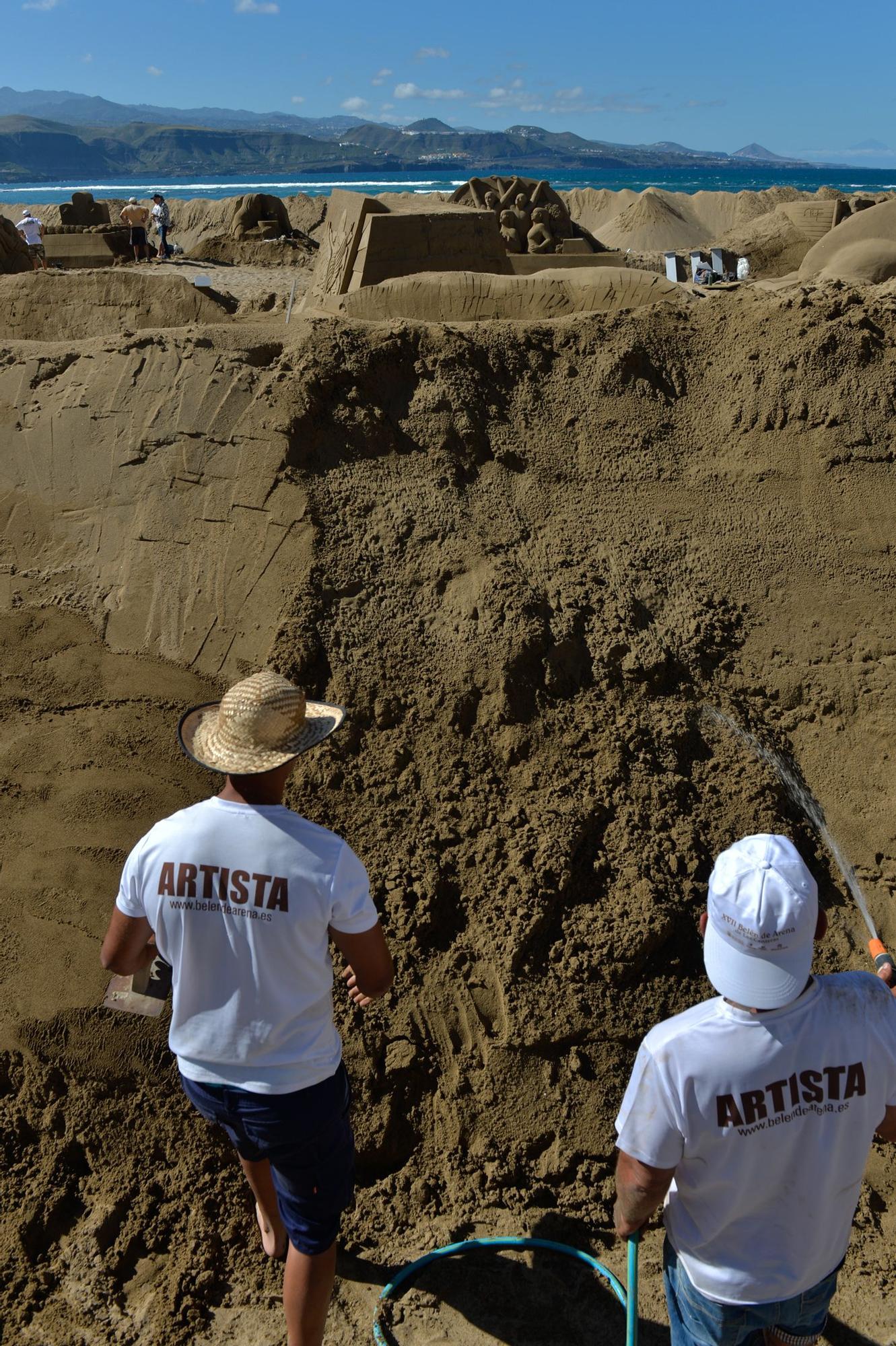 Construcción de los belenes de arena en Las Canteras