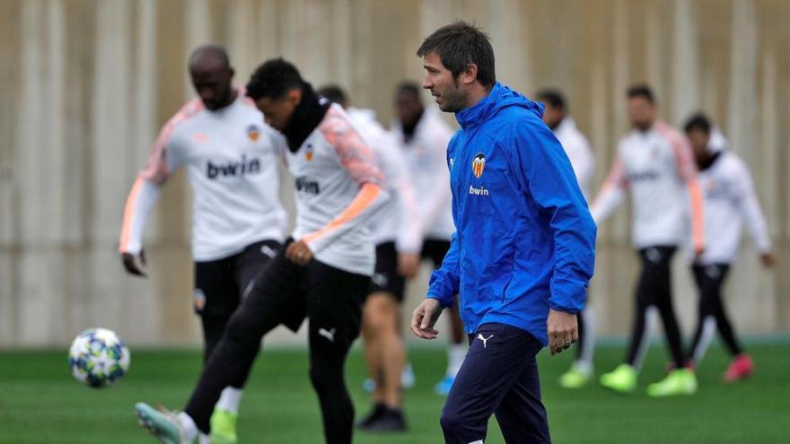 Albert Celades, técnico del Valencia, en un entrenamiento.