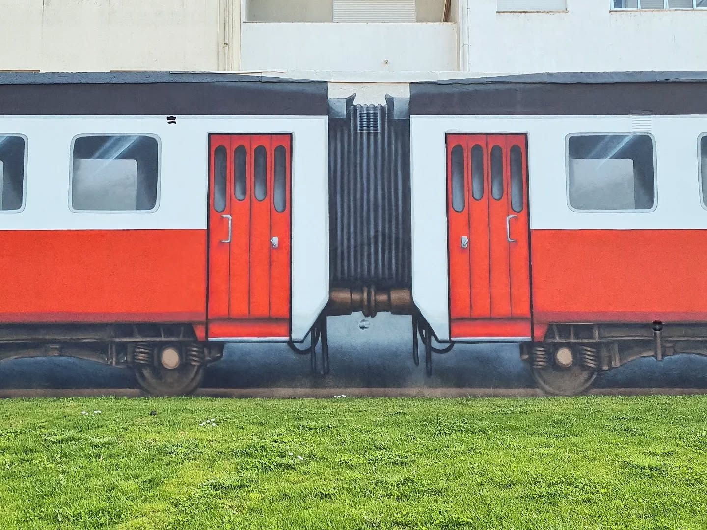El mural hiperrealista que «devuelve» el tren a Monçao