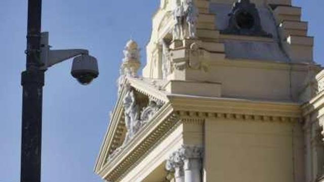 Una de las cámaras instaladas para la vigilancia del edificio consistorial .