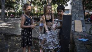 Alta densitat i pisos dels anys 50: així viuen el mig milió de veïns de la Gran Barcelona que més pateixen la calor