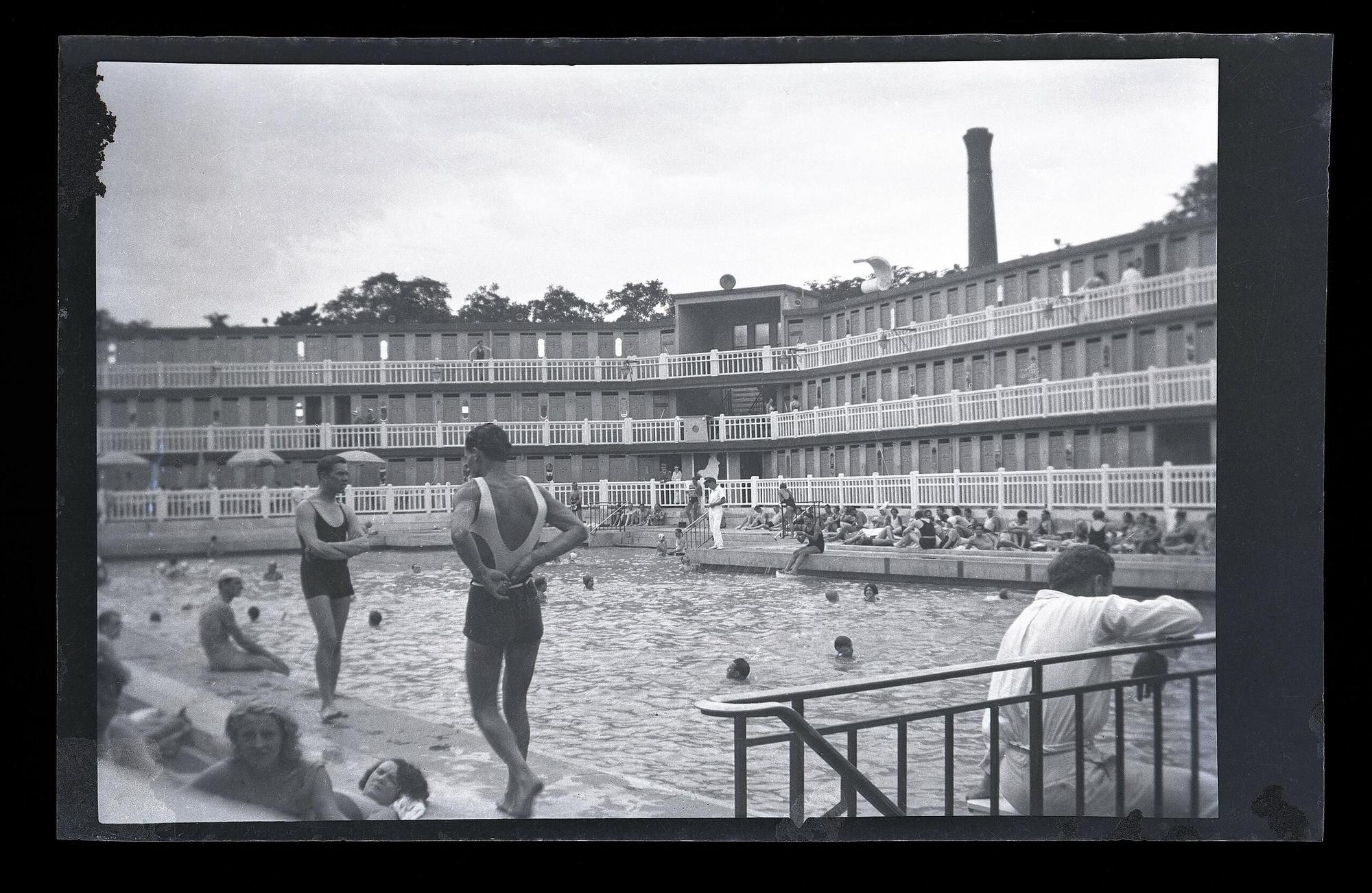 La famosa piscina del hotel Molitor hacia 1932