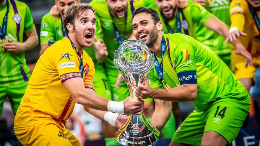 Carlos Barrón levanta la copa de campeón de Europa del Palma Futsal