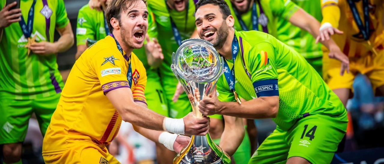 Barrón y Tomaz levantan el trofeo de campeón de la Liga de Campeones de fútbol sala.