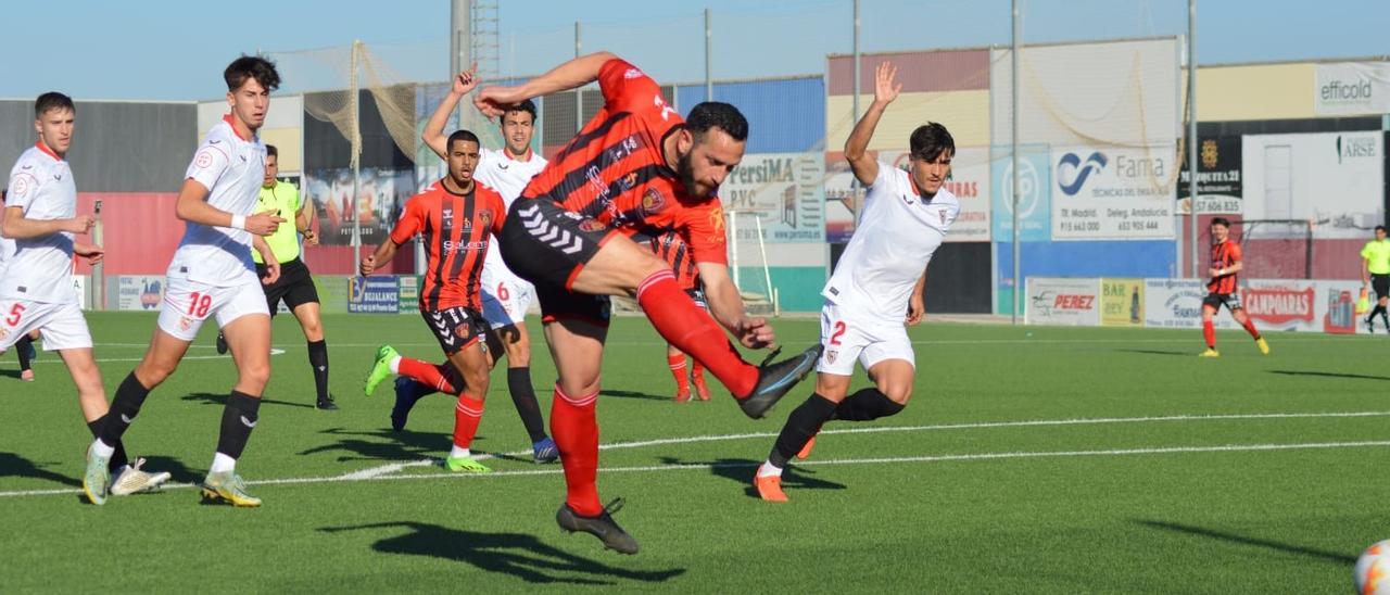 Lance del encuentro entre el Salerm Puente Genil y el Sevilla C en el Polinario.