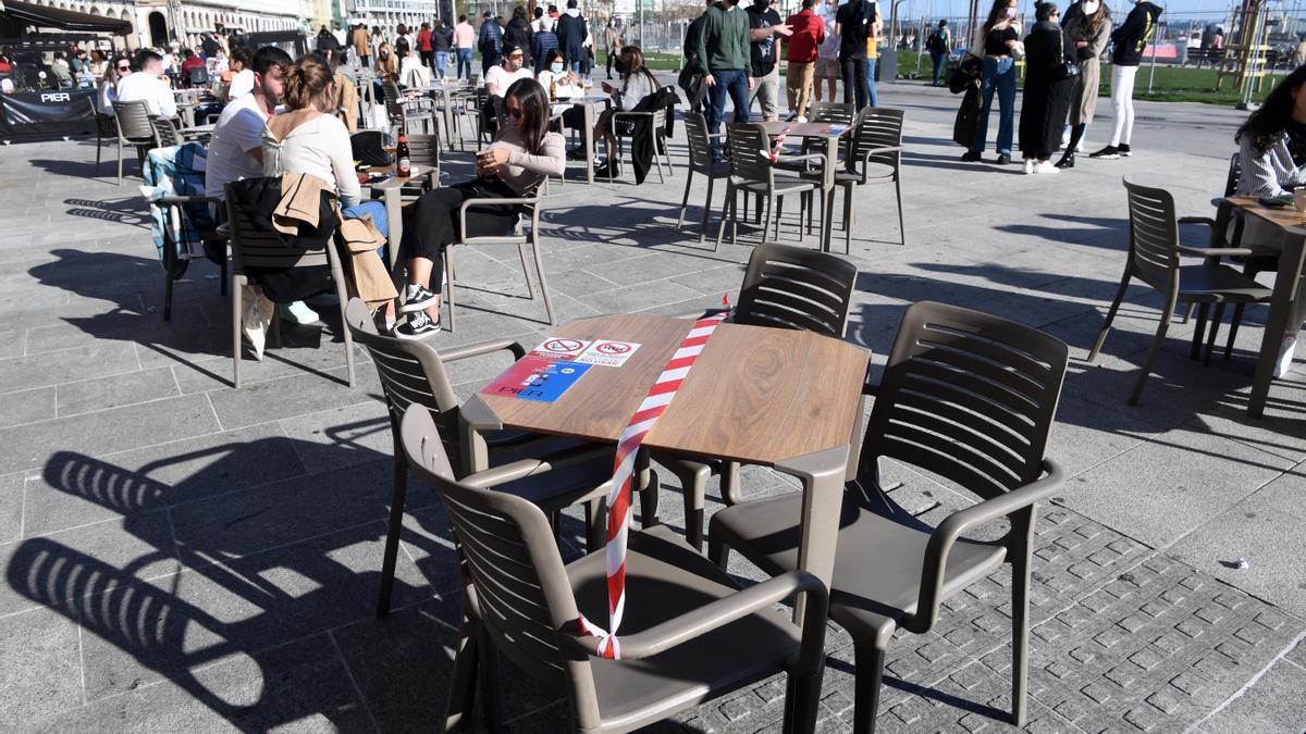 Restricciones de aforo en una terraza de la Marina.