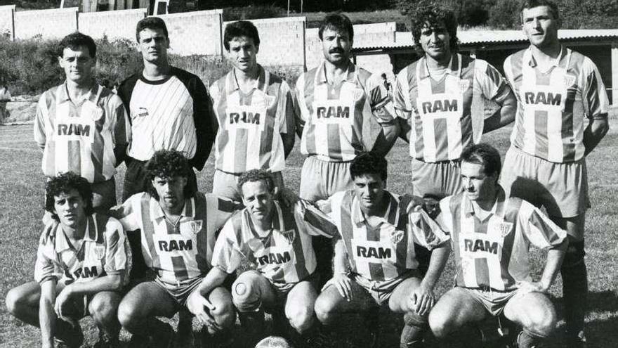 Tapia, 2º de pie por la derecha, en un once del Lugo en la 88-89, año que fue dirigido por Julio Díaz.