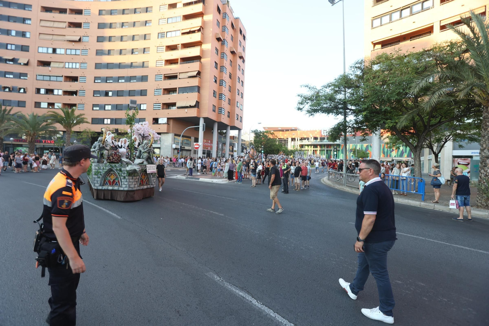 El Coso Multicolor llena Alicante de color en su nuevo recorrido