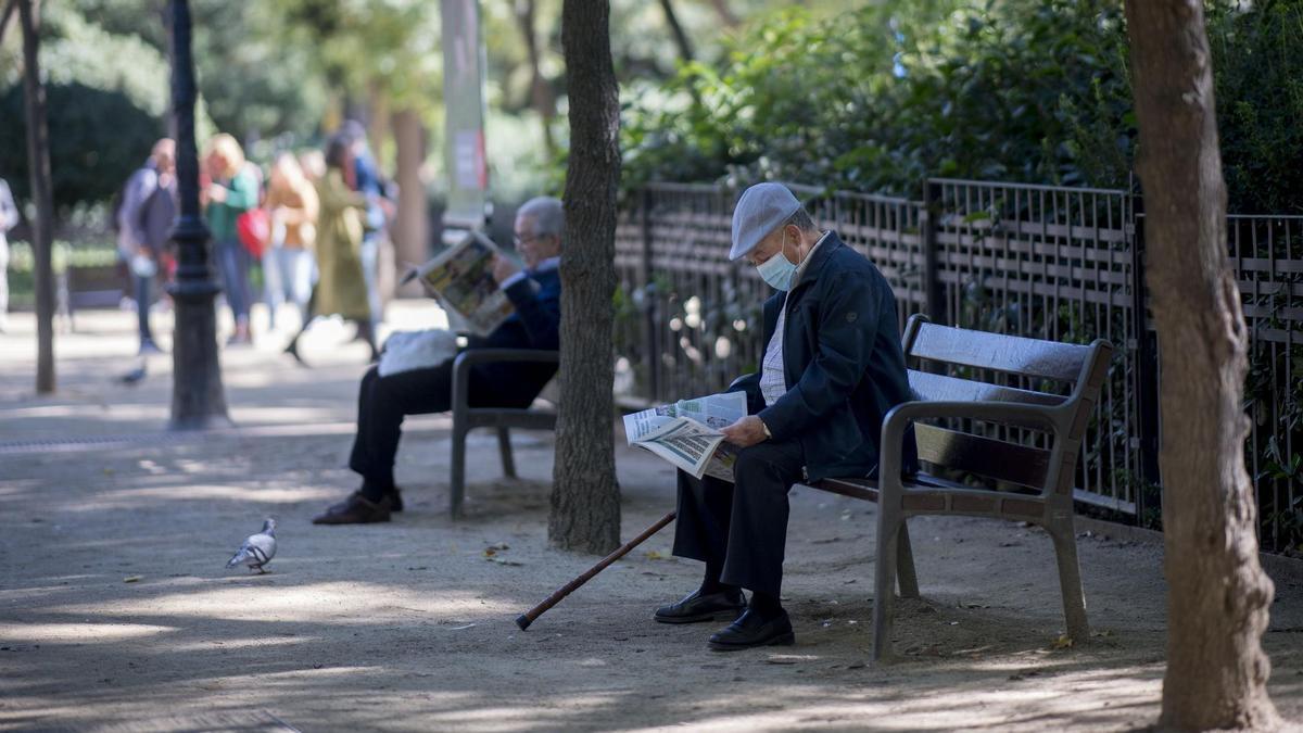 Personas mayores sentadas en un parque.