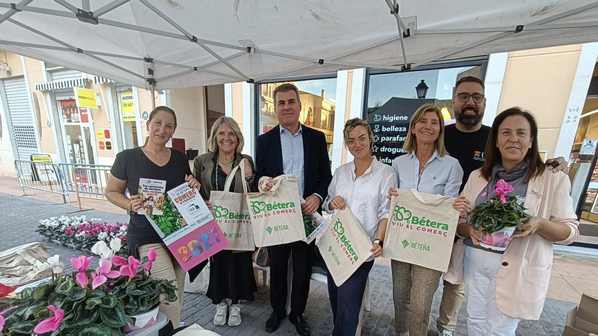 Para dar visibilidad a la campaña, el área de Comercio del Ayuntamiento instaló esta semana dos carpas informativas.