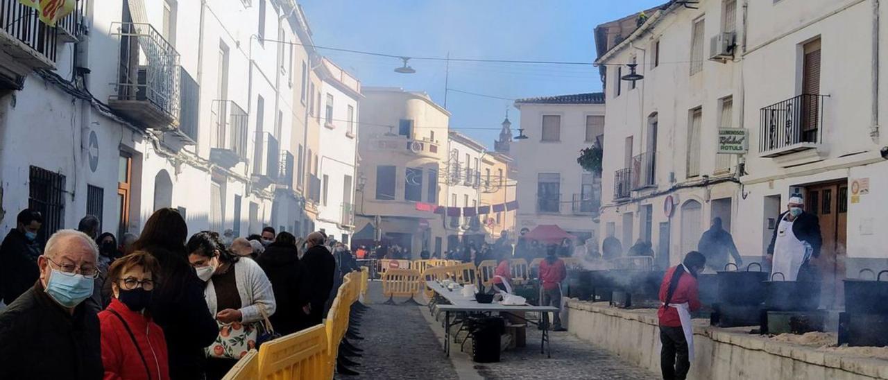 Aspecto de la calle Sant Vicent, ayer. En medio, Joan y Lluís Orquín, hijo y nieto, respectivamente, de Bautista, uno de los refundadores de esta tradición en Oliva.  | MIQUEL FONT