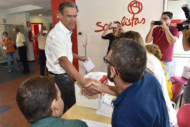 Juan Fernándo López Aguilar vota en las ...