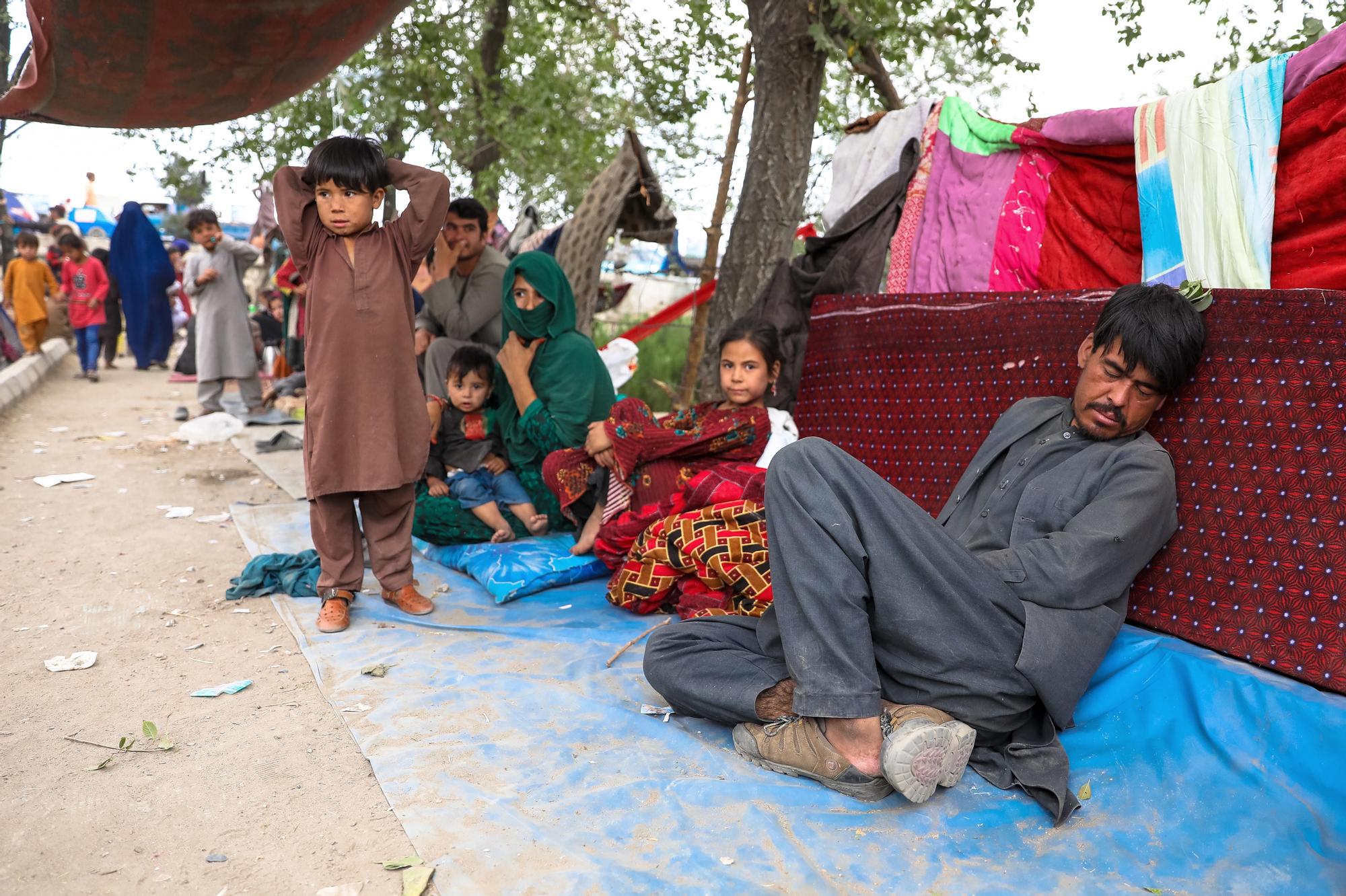 Miles de personas abandonan Kabul ante la llegada de los talibanes