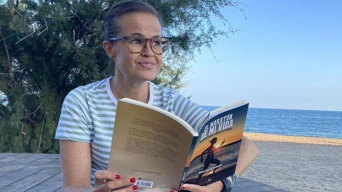Inma Castell con su libro, 'El maratón de mi vida'.