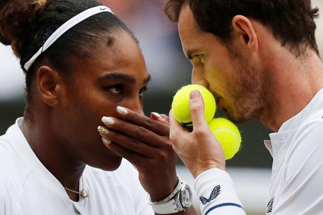 Andy Murray (R) y Serena Williams (L) hablan entre los puntos durante su partido de segunda ronda de dobles mixtos el día ocho del Campeonato de Wimbledon 2019 en The All England Lawn Tennis Club en Wimbledon al sudoeste de Londres.