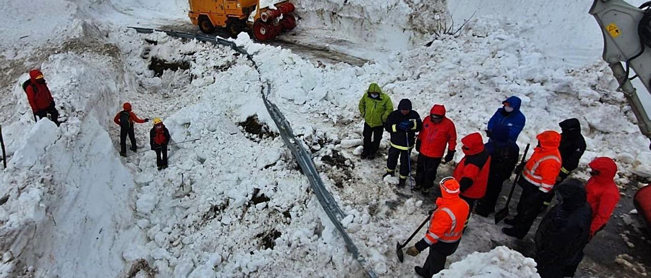 Búsqueda en la zona de la avalancha durante la mañana de ayer. | SEPA