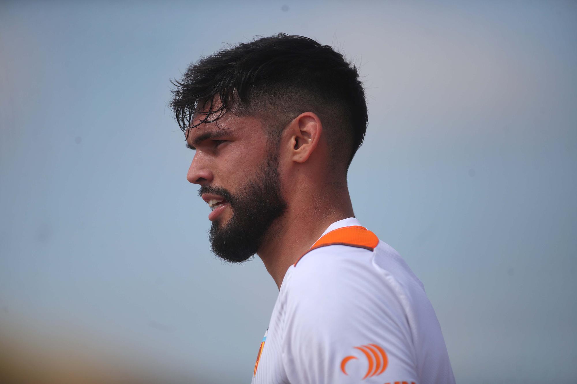 El Valencia CF se entrena en la playa