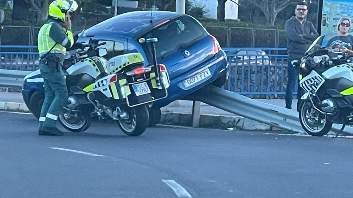 Coche sobre guardarraíl en la rotonda próxima a Alcampo La Laguna, en Tenerife