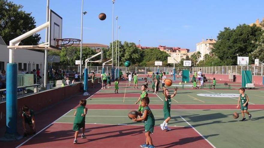 Las pistas exteriores de Los Guindos volvieron a llenarse ayer de niños jugando al básket.