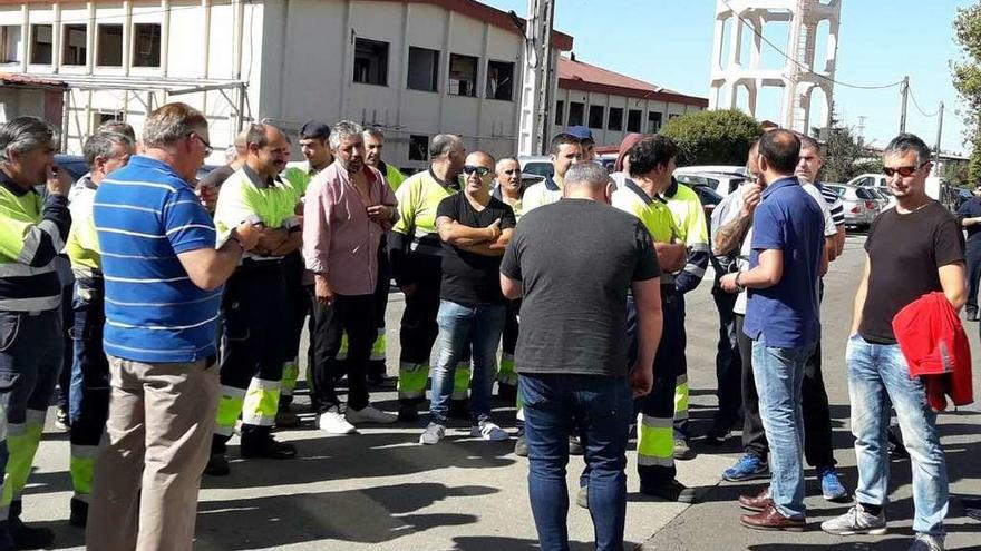 Trabajadores de Cespa, en la sede del Consorcio, al inicio de los paros, el pasado lunes.