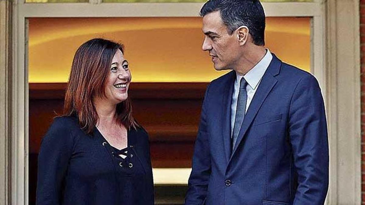 El presidente del Gobierno, Pedro Sánchez, junto a Francina Armengol