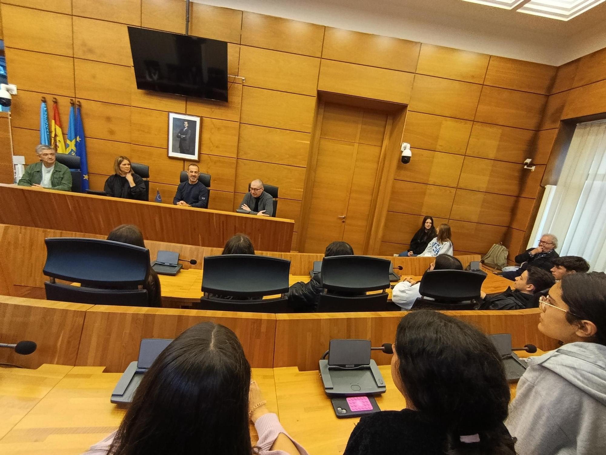 La visita de la Banda de Música del Conservatorio de Sabadell al Ayuntamiento de Siero, en imágenes