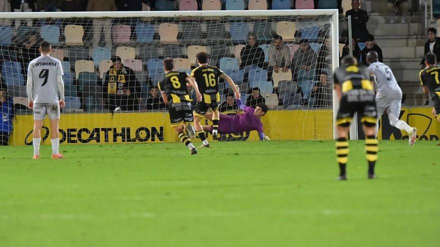 El Avilés asalta Lasesarre: los blanquiazules vuelven a tirar de épica para vencer al Barakaldo tras jugar cuarenta minutos con uno menos