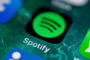 Archivo - FILED - 21 June 2019, Stuttgart: A general view of the Spotify logo displayed the screen of a cellular phone. Music-streaming service Spotify on Wednesday reported an increase in revenue and subscribers during the second quarter, amid the corona