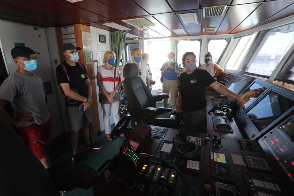 El Rainbow Warrior, buque de Greenpeace, abre sus puertas en València
