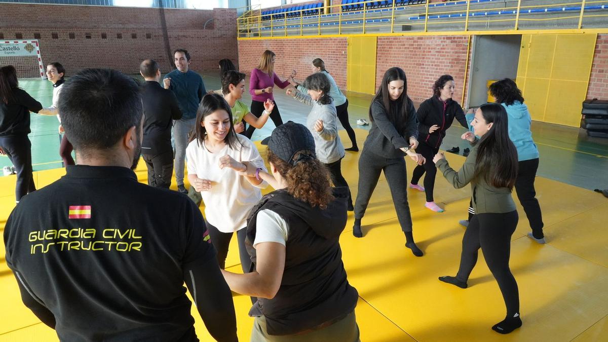 Instalaciones deportivas de Chencho. Curso inpartido por la guardia civil de defensa personal para enfermeras.