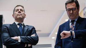 El presidente de Cepyme, Gerardo Cuerva (i), y el presidente de la CEOE, Antonio Garamendi (d), durante la asamblea general de la Confederación Nacional de la Construcción (CNC).