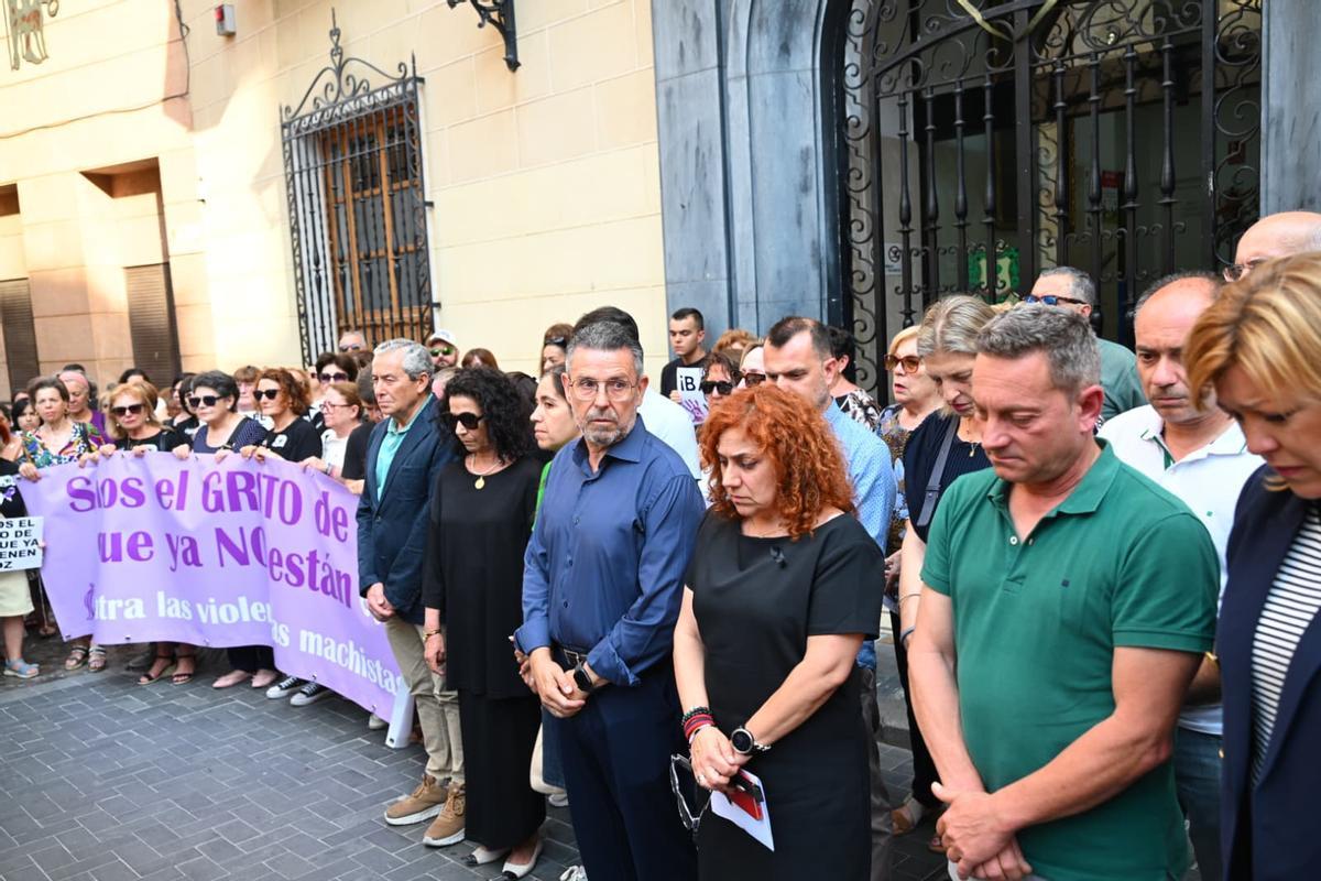 Minuto de silencio tras el crimen machista que ha acabado con la vida de Patricia en Callosa de Segura Minuto de silencio tras el crimen machista que ha acabado con la vida de Patricia en Callosa de Segura