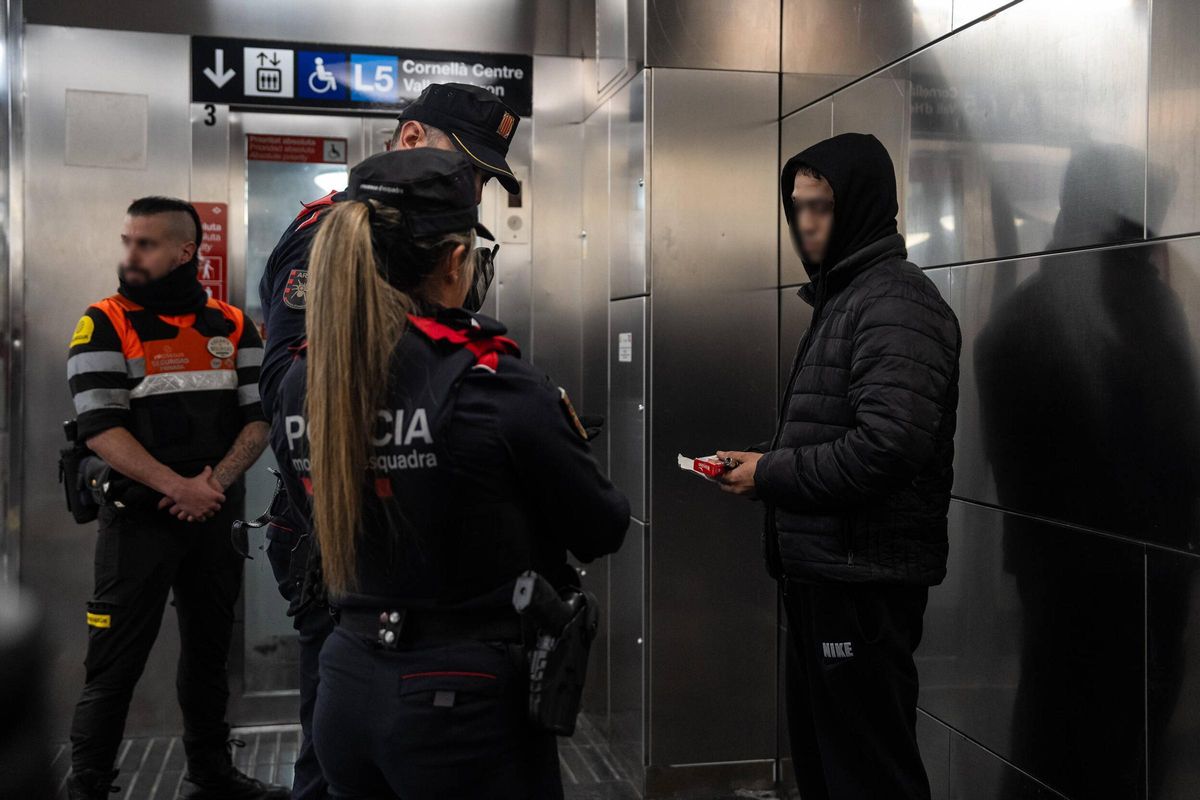 Macrodispositivo de Mossos junto a seguridad de TMB en el Metro de Barcelona
