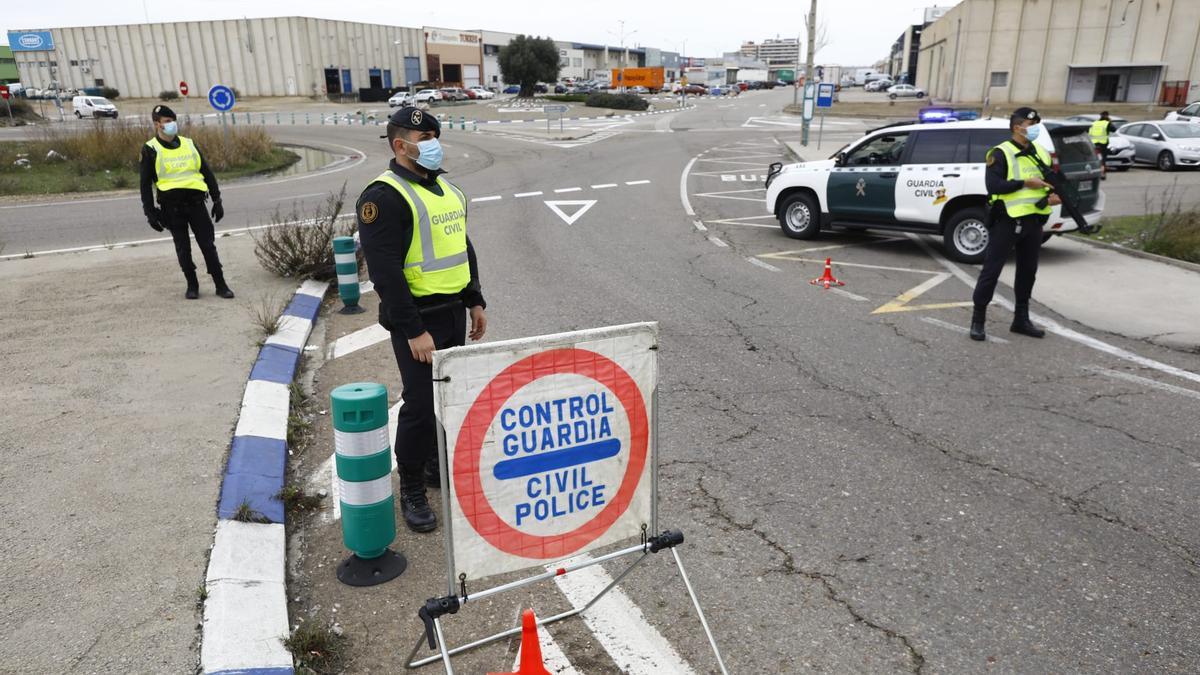 Entrada de la ciudad del transporte este viernes, vigilada por la Guardia Civil