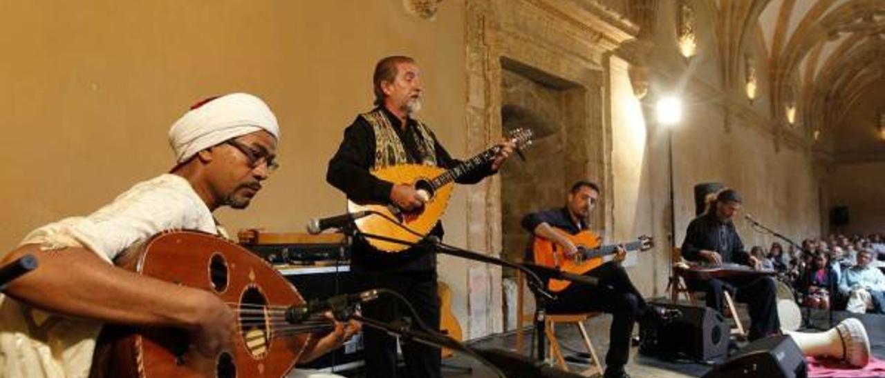 De izquierda a derecha, los músicos Wafir S. Gibril, Paco Díez, Raúl Olivar e Idó Segal, ayer, en el claustro del Museo Arqueológico.