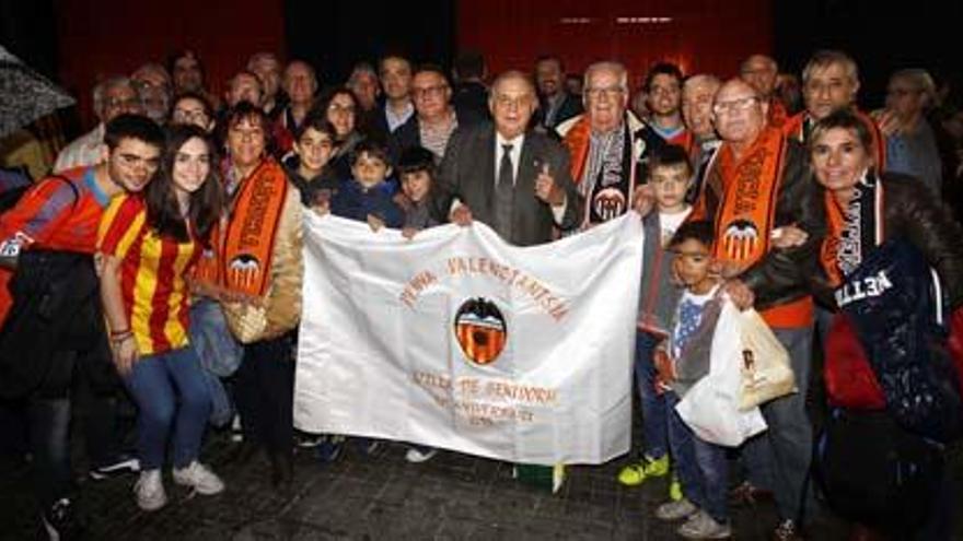 Los integrantes de la penya L´Illa de Benidorm inmortalizaron su visita a Mestalla con una foto de grupo antes de presenciar el encuentro.