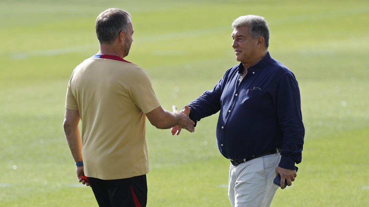 Hansi Flick con Joan Laporta durante un entrenamiento