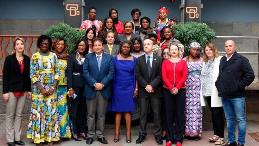 Foto de familia en el patio de Casa África ayer con motivo del encuentro de la Red de Mujeres Portuarias Africanas y Puertos de Las Palmas.