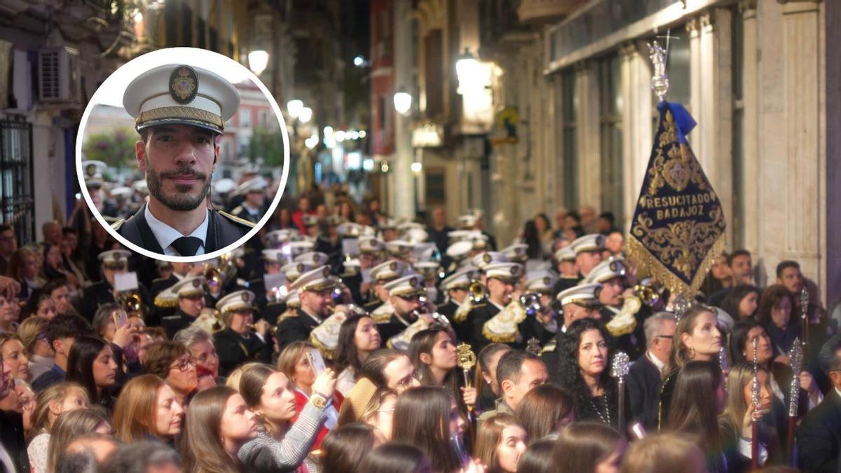 José Antonio Expósito, director de la banda del Resucitado de Badajoz, y la propia banda durante la procesión de San Andrés este Miércoles Santo.