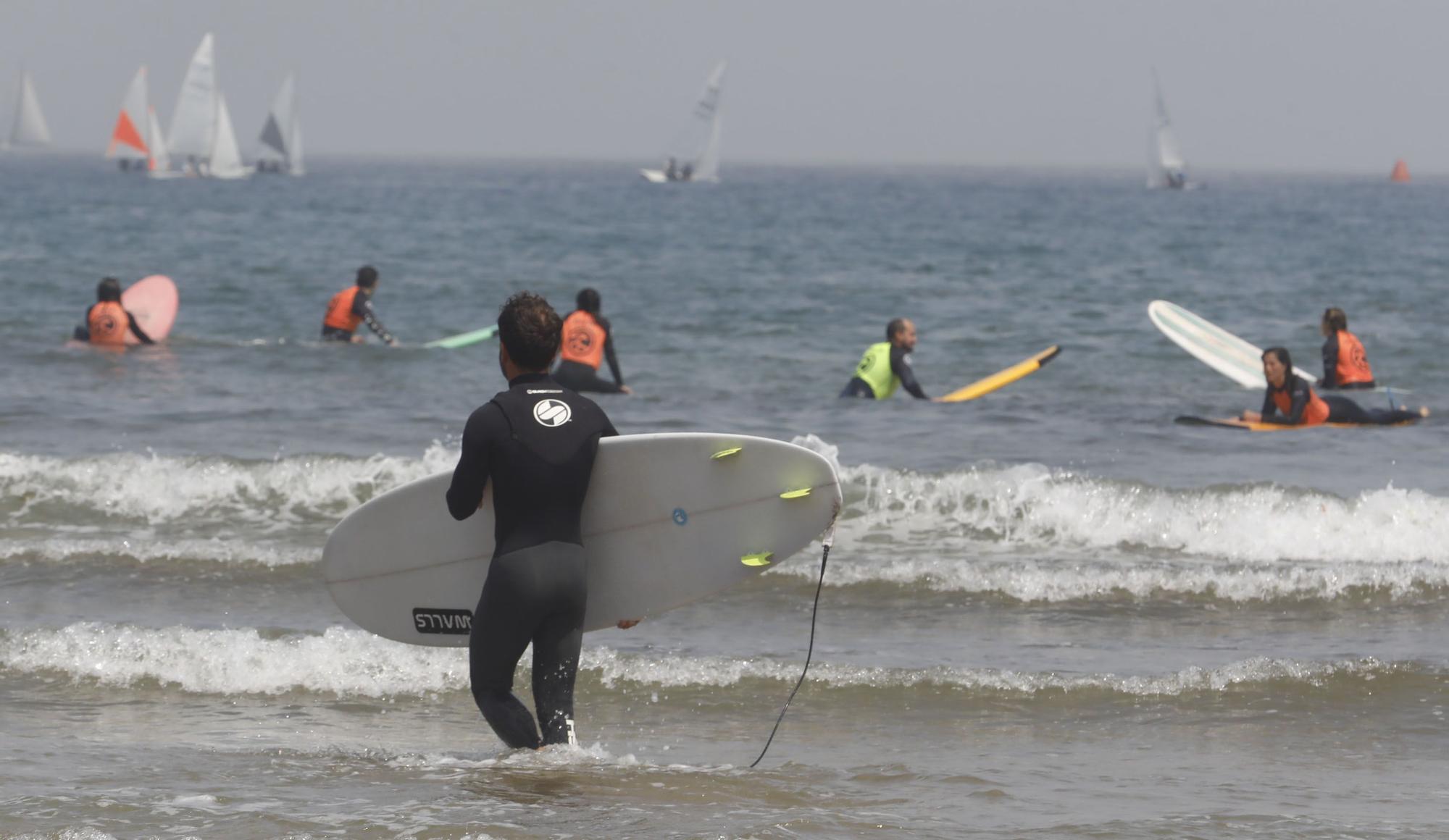 Surfistas en San Lorenzo