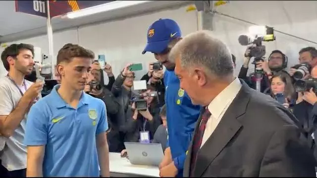 ¡Araujo y Gavi ejercen su voto junto a Laporta!