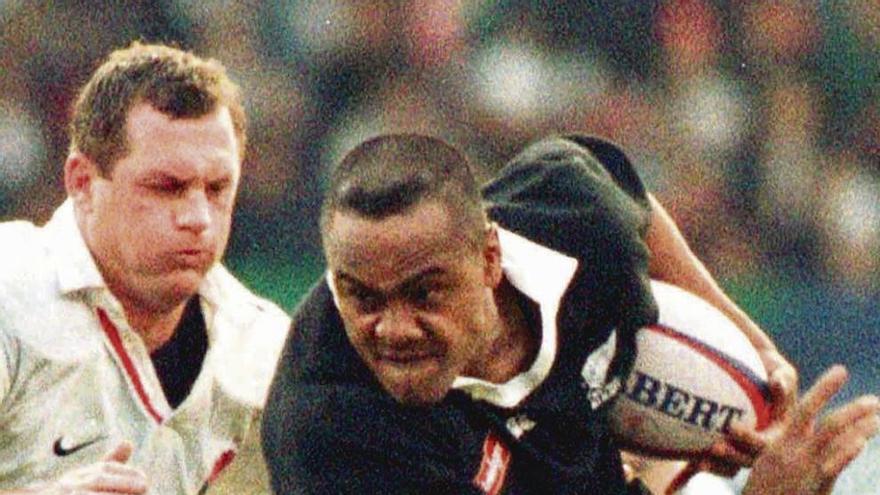 Lomu, en plena acción, en un partido contra Inglaterra.