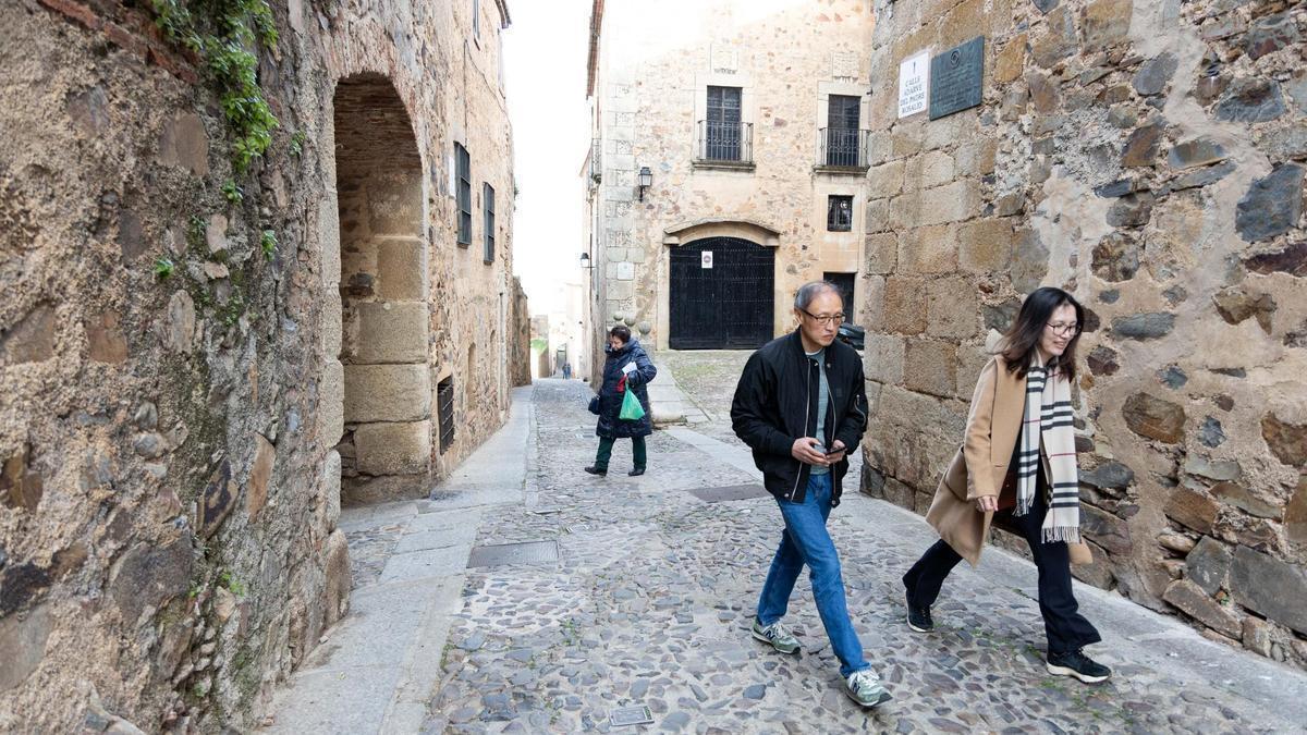 Turistas extranjeros en el casco antiguo de Cáceres.
