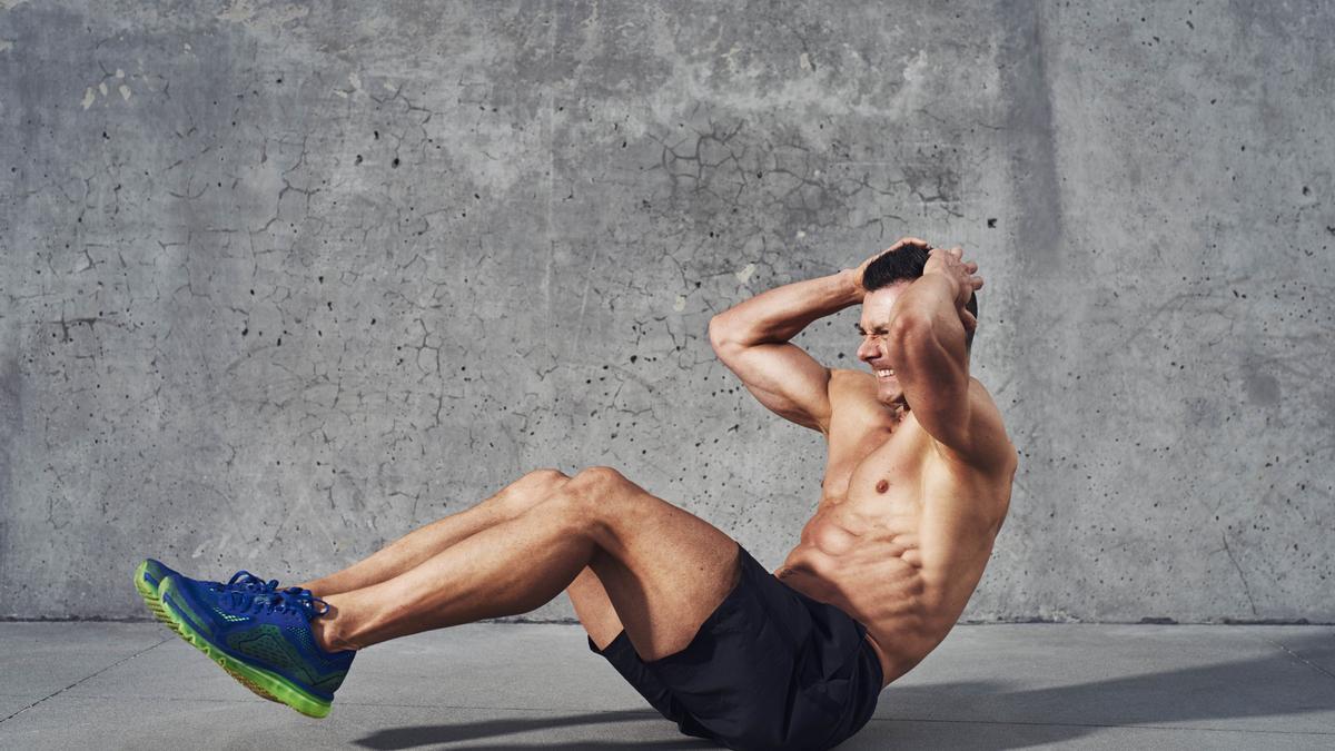 Un hombre realizando abdominales.