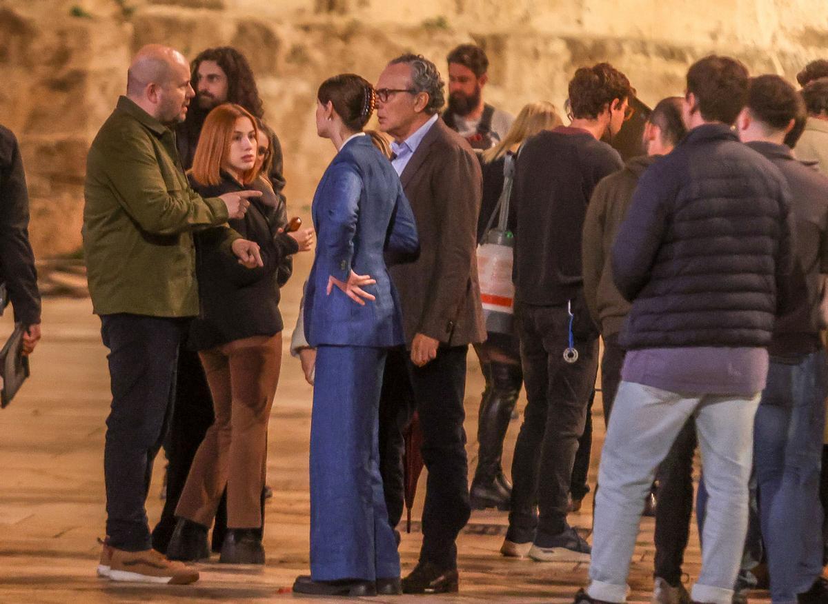 Rodaje de una secuencia de 'La chica de nieve 2' junto a la Catedral de Málaga.