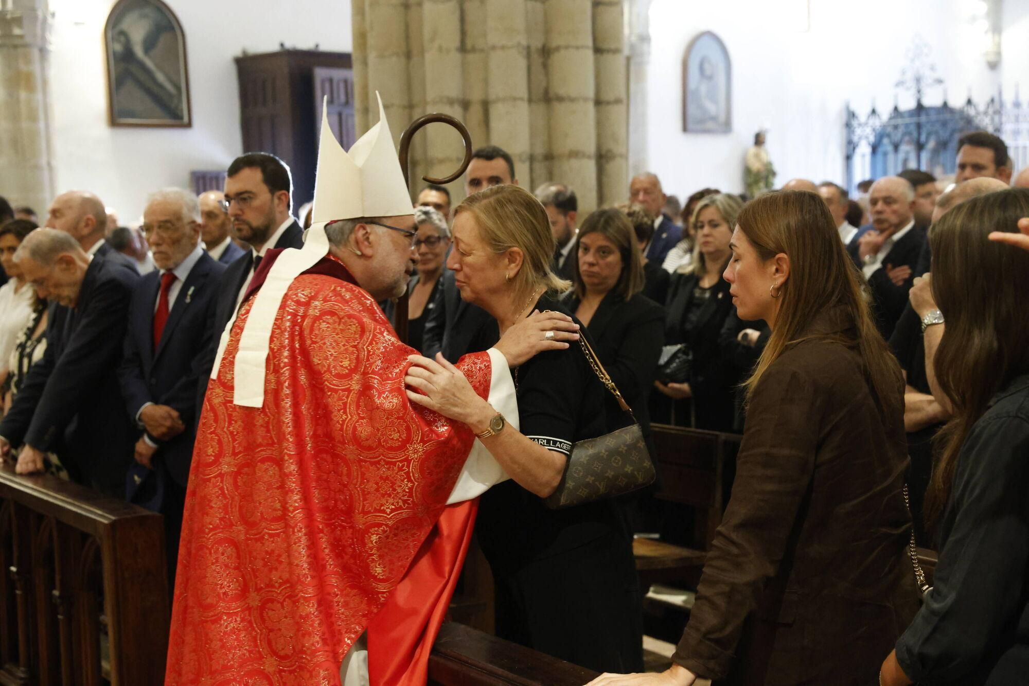 Las imágenes del funeral de Antonio Trevín en la basílica de Llanes.