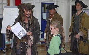 Johnny Deep, caracteritzat com el capità Jack Sparrow, a l’escola de Londres.