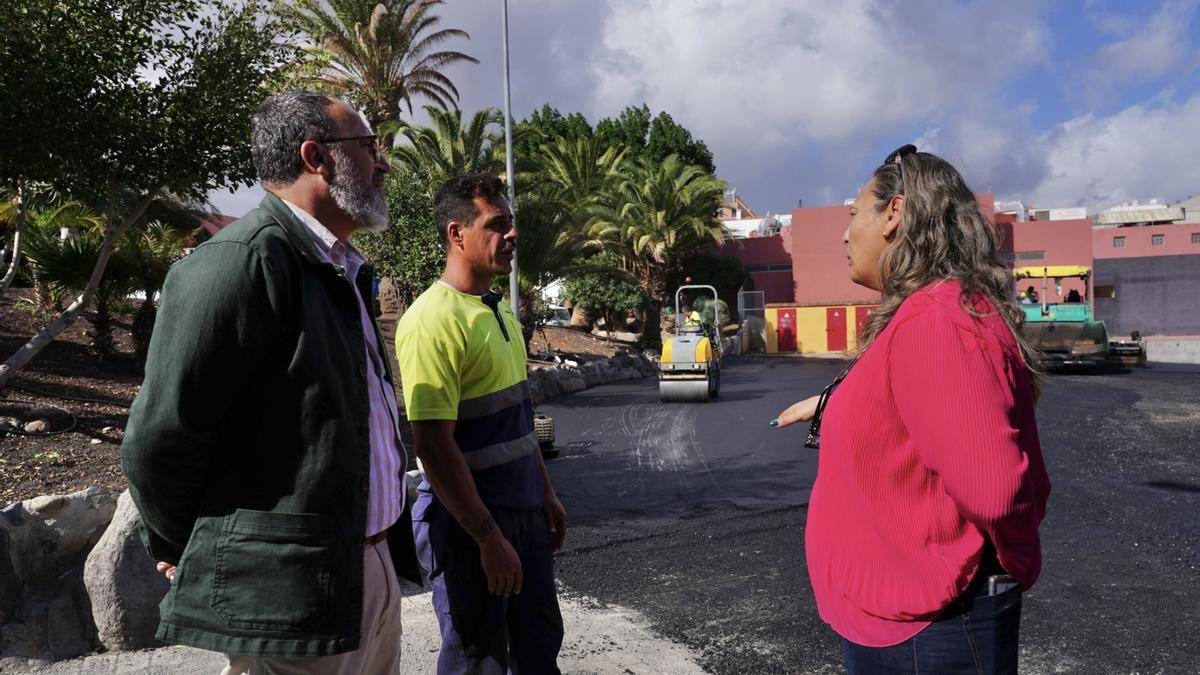 El alcalde, García, a la izquierda, visitó el asfaltado de calles el VíctorJara Vecindario