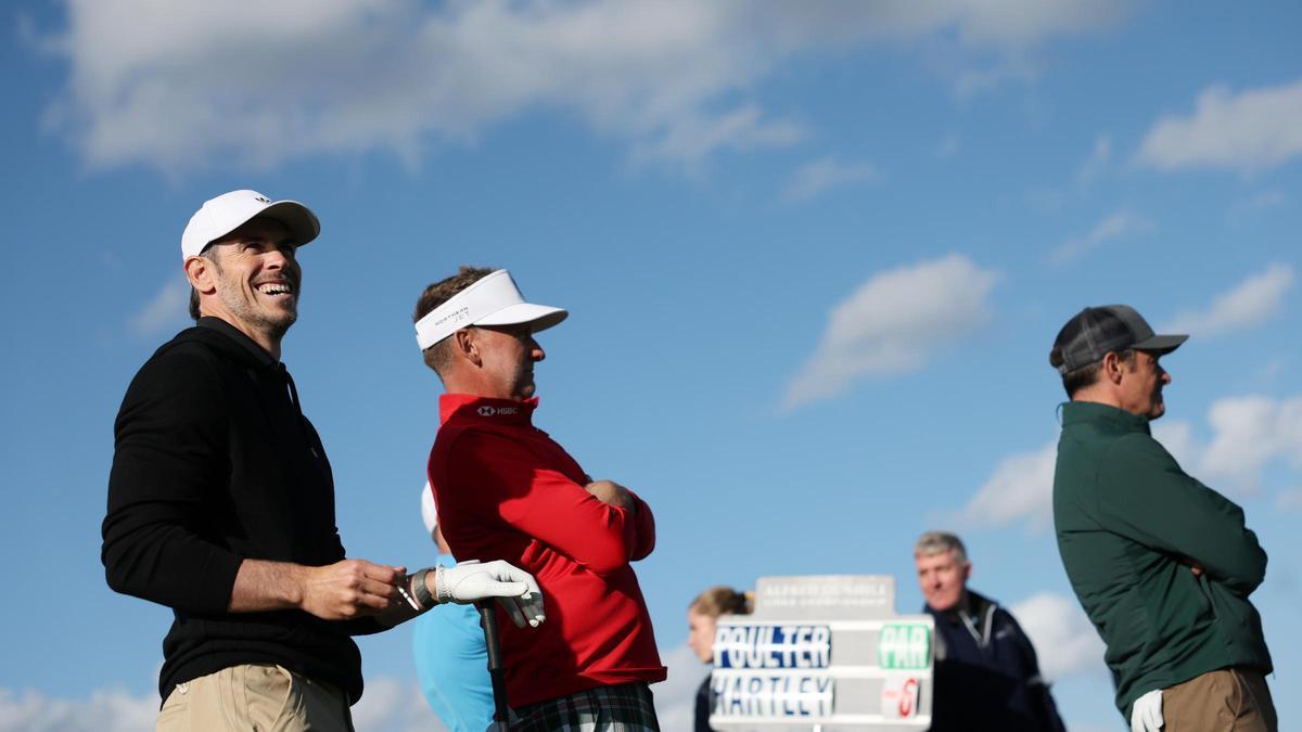Gareth Bale, junto al golfista inglés Ian Poulter, en el tee del hoyo 18 del Old Course de St Andrews.